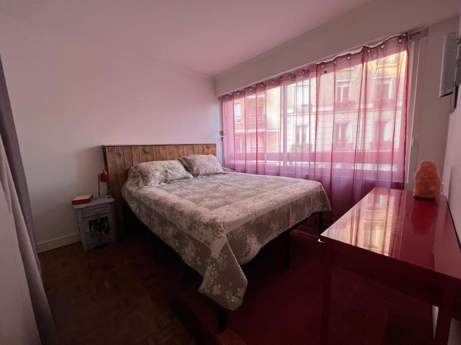 Grand Appartement Avec Balcon Et Parking Gratuit Sur Place Париж Экстерьер фото