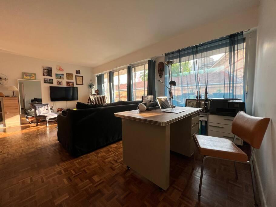 Grand Appartement Avec Balcon Et Parking Gratuit Sur Place Париж Экстерьер фото